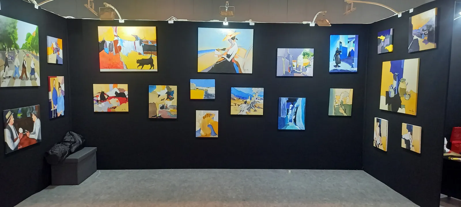 Stand de Didier Audibert au SIAC de Marseille en mars 2024, toiles accrochées sur fond noir